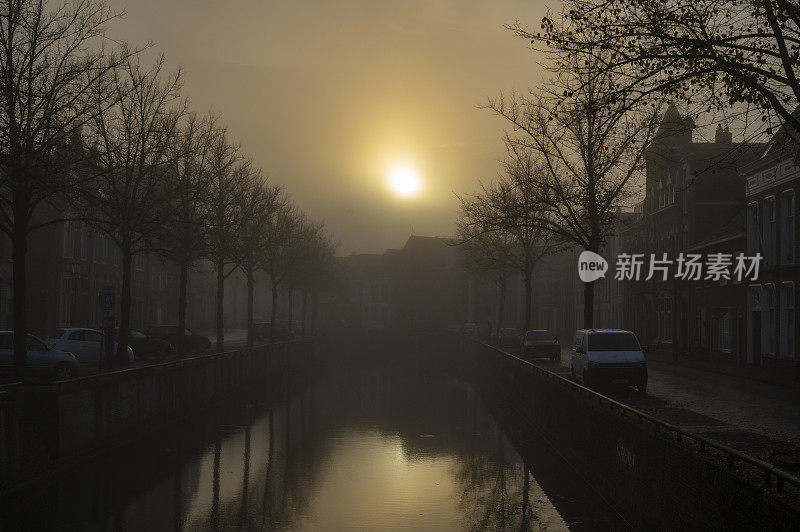 Kampen Burgel城市运河在一个雾蒙蒙的早晨